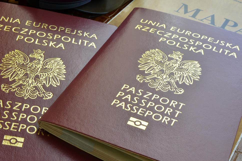 האם כדאי למחזיקי דרכון פולני להגר לפולין?